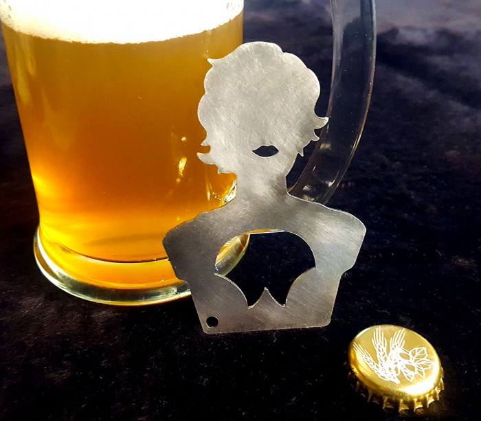 Bottle opener in brushed metal for the beer-loving woman