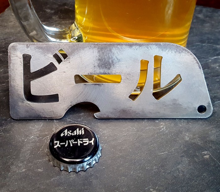 Ouvre bouteille Biru en métal brossé inspiré des bières japonaises